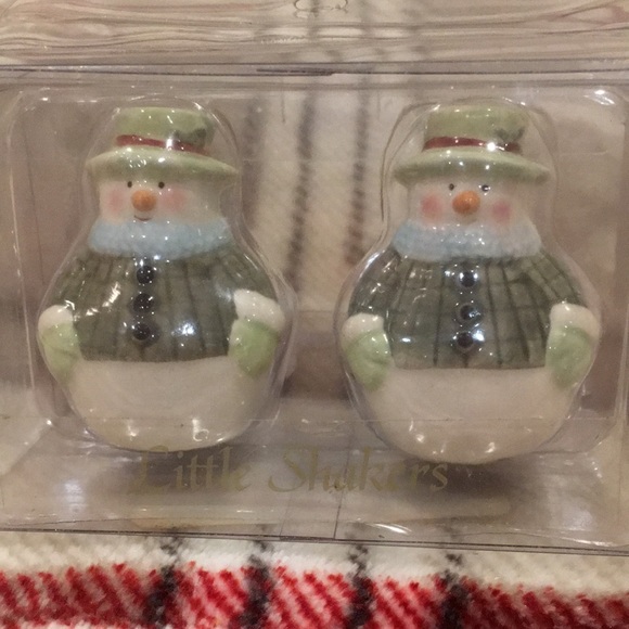 Adorable Christmas Holiday Mini Ceramic Snowmen Salt Pepper Shaker Set NWT - Picture 1 of 8